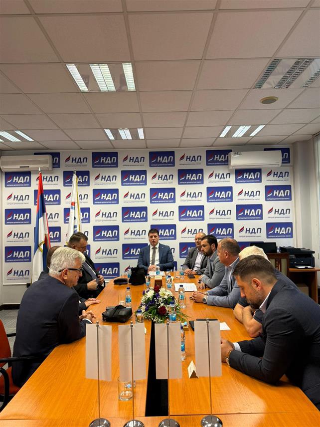 БАЊАЛУКА, 26. МАЈА /СРНА/ - Коалициони блок којег чине Републичка странка Српске /РСС/, Народни демократски покрет /НДП/ и Поткозарски народни покрет /ПНП/ и делегација ДЕМОС-а данас су на састанку у Бањалуци изразили спремност и вољу за даље разговоре с циљем остваривања будуће сарадње и заједничког политичког дјеловања.