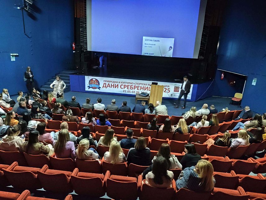 СРЕБРЕНИЦА, 26. МАЈА /СРНА/ - Пети дан традиционалне културно-спортске манифестације "Дани Сребренице" био је посвећен дјеци и ученицима основне школе за које су организоване спортске игре, дјечија представа и представљање постигнућа сребреничких основаца.