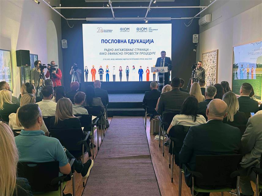 БАЊАЛУКА, 27. МАЈА /СРНА/ - Предсједник Уније послодаваца Републике Српске Зоран Шкребић у обраћању присутнима на пословној едукацији "Радно ангажовање странаца - како ефикасно провести процедуре" у Бањалуци.