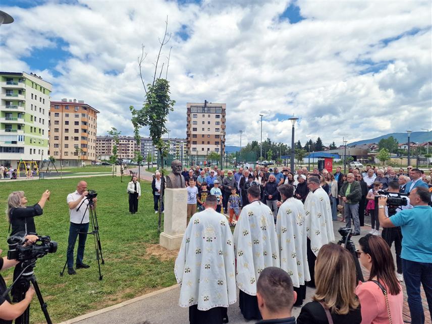 ИСТОЧНО НОВО САРАЈЕВО, 27. МАЈА /СРНА/ - Начелник општине Источно Ново Сарајево Јован Катић открио је бисту проте Војислава Чаркића у Парку великана у Источном Новом Сарајеву, заједно са члановима његове породице, у присуству бројних званичника и поштовалаца лика и дјела легендарног попа Жуће.