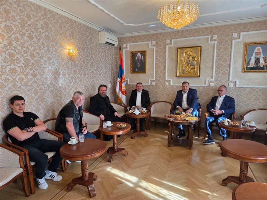 МОСКВА, 27. МАЈА /СРНА/ - Предсједник Републике Српске Милорад Додик посјетио је данас Подворје СПЦ у Москви и том приликом се сусрео с епископом ремезијанским Стефаном, старјешином Подворја Српске цркве у Москви.