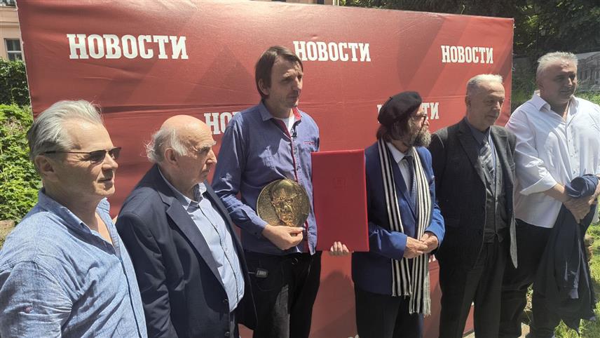БЕОГРАД, 28. МАЈА /СРНА/ - Књижевна награда "Меша Селимовић" уручена је данас пјеснику из Републике Српске Слободану Јовићу на свечаности одржаној на локалитету некедашње Народне бибилиотеке Србије, која је уништена у нацистичком бомбардовању Београда 6. априла 1941. године.