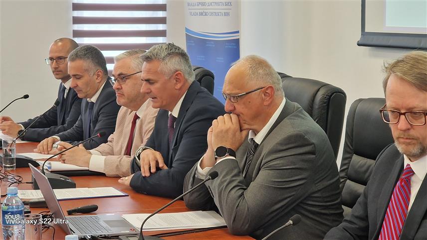 БРЧКО, 28. МАЈА /СРНА/ - Градоначелник Брчког Синиша Милић изјавио је данас на церемонији поводом завршетка деминирања простора дистрикта да је ово крај једног процеса, али и почетак другог који се односи на стављање очишћених површина у различите функције.