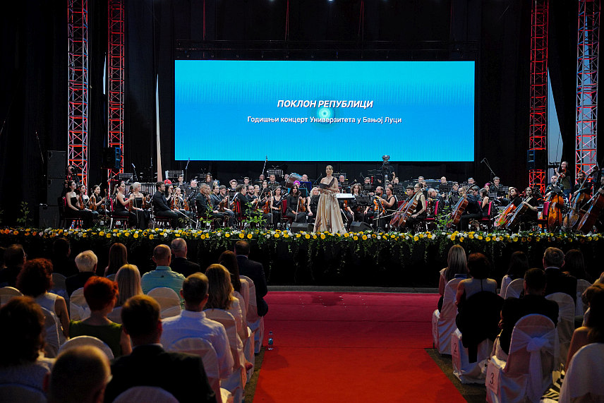 БАЊАЛУКА, 28. МАЈА /СРНА/ - У реализацији годишњег концерта симфонијског оркестра Академије умјетности Универзитета у Бањалуци под називом "Поклон Републици" је више од 100 учесника, што показује комплексност програма којим се прославља 50 година бањалучког Универзитета, изјавила је Срни продекан за наставу на овој академији Марија Пилиповић.