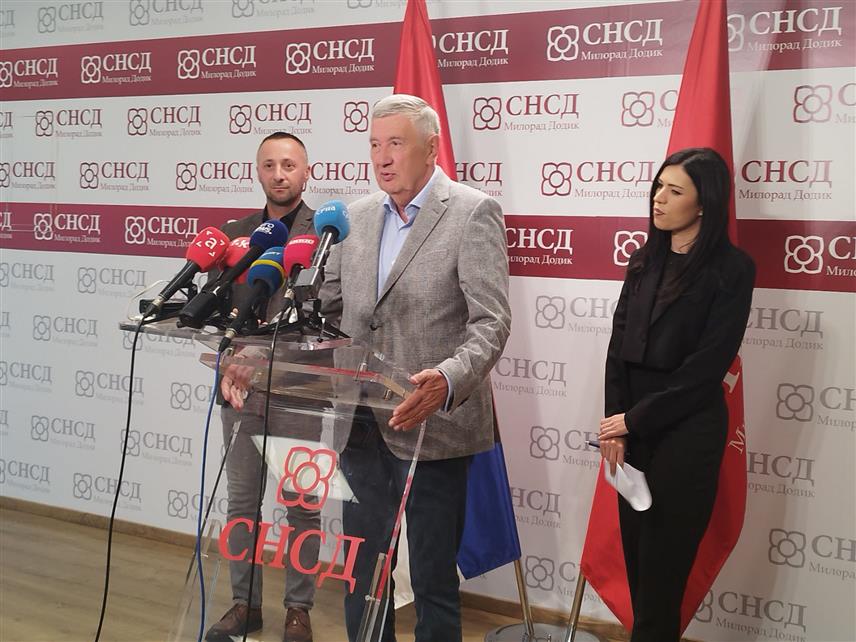 БАЊАЛУКА, 29. МАЈА /СРНА/ - Посланик СНСД-а у Представничком дому Парламентарне скупштине БиХ Небојша Радмановић на конференцији за новинаре у Бањалуци.