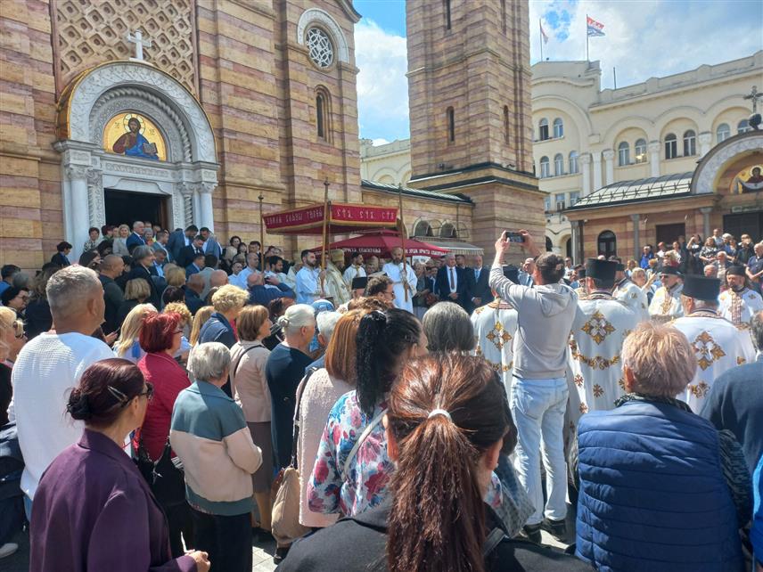 БАЊАЛУКА, 29. МАЈА /СРНА/ - Од Саборног храма Христа Спаситеља у Бањалуци кренула је Спасовданска литија поводом обиљежавања храмовне и крсне славе града - Спасовдана