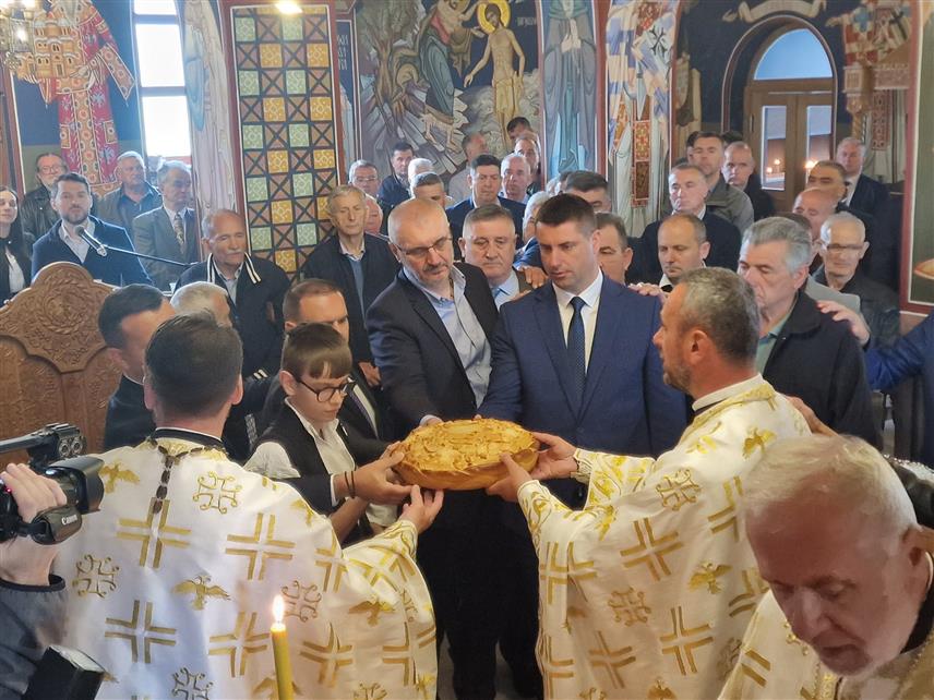 ИСТОЧНО НОВО САРАЈЕВО, 29. МАЈА /СРНА/ - У Храму Светог великомученика Георгија у Миљевићима данас је служена Света литургија и обављено ломљење славског колача поводом Дана и крсне славе општине Источно Ново Сарајево - Спасовдана.