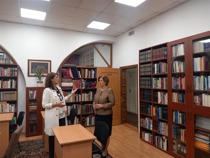 TРЕБИЊЕ, 29. МАЈА /СРНА/ - Министар просвјете и културе Републике Српске Жељка Стојичић током посјете требињској Народној библиотеци и разговара са директором ове установе Милосавом Супић Вуковић.