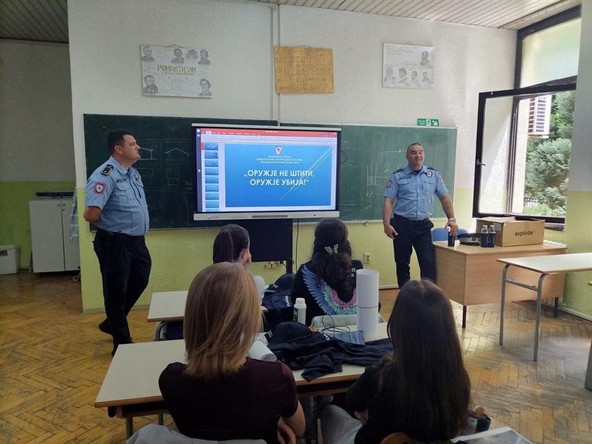 БАЊАЛУКА, 29. МАЈА /СРНА/ - Припадници Полицијске управе Бањалука данас су у оквиру кампање "Оружје не штити, оружје убија" одржали предавање ученицима средње Грађевинске школе, указавши им на опасности приликом употребе ватреног оружја.