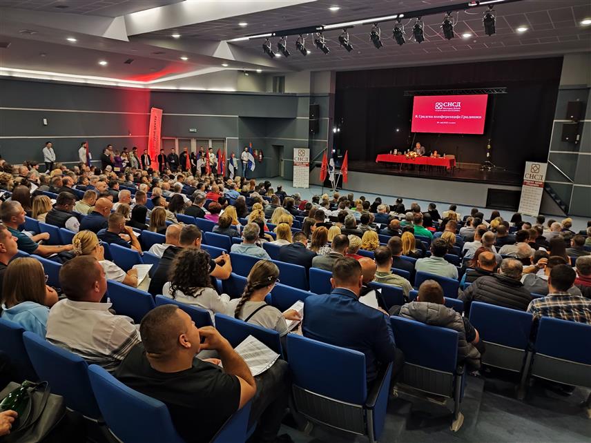 ГРАДИШКА, 29. МАЈА /СРНА/ - У Културном центру Градишка у току је осма изборна конференција Градског одбора СНСД-а, којој присуствује и лидер ове партије Милорад Додик.