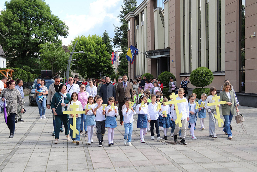ДЕРВЕНТА, 29. МАЈА /СРНА/ - У Старој цркви у Српској вароши у Дервенти данас је свечано прослављен празник Вазнесења Христовог - Спасовдан.