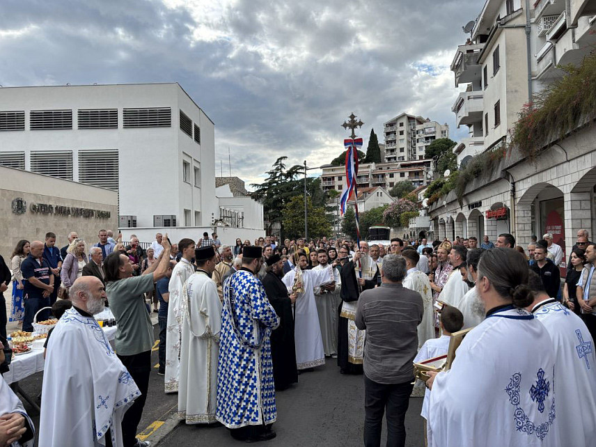 ХЕРЦЕГ НОВИ, 29. МАЈА /СРНА/ - Слава Саборног храма Вазнесења Господњег на Топлој, у Херцег Новом, Спасовдан, обиљежена је данас светом архијерејском литургијом коју је служио Његово високопреосвештенство митрополит црногорско-приморски Јоаникије са свештенством, и традиционалном, свечаном Спасовданском литијом кроз град.