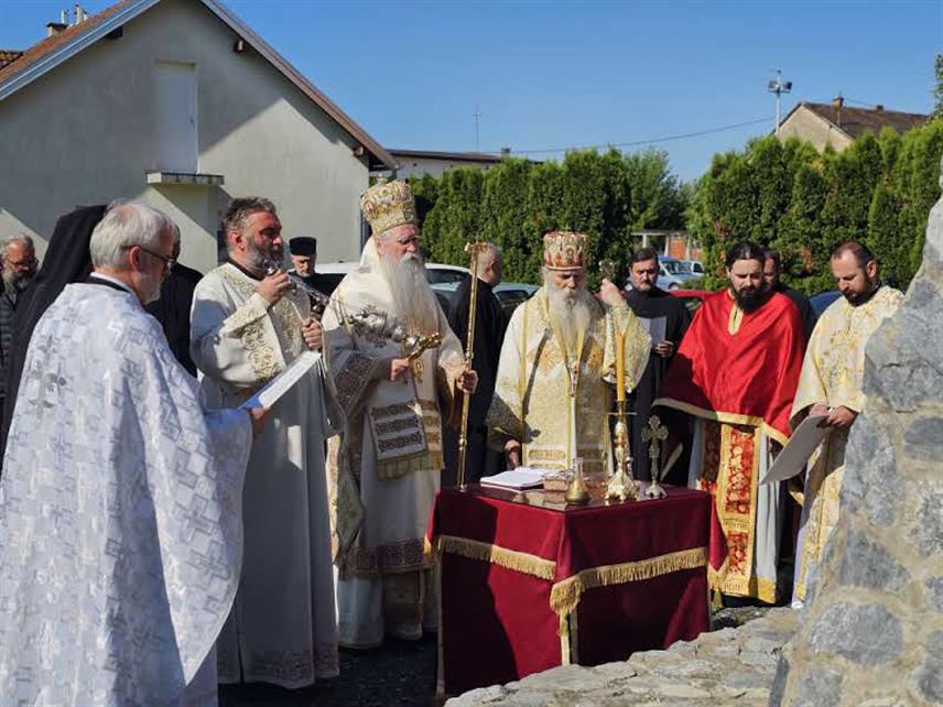 ОКУЧАНИ, 2. МАЈА /СРНА/ - Његово високопреосвештенство митрополит црногорско-приморски Јоаникије служио је данас у Храму Светог великомученика Димитрија у Окучанима помен српским жртвама протеклог рата у Западној Славонији.