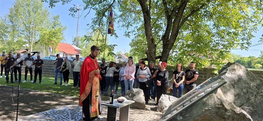 БРОД, 2. МАЈА /СРНА/ - У порти Храма Свете Тројице у бродском насељу Лијешће данас је служен помен за осморицу бораца Војске Републике Српске из овог мјеста погинулих на данашњи дан 1992. године.
