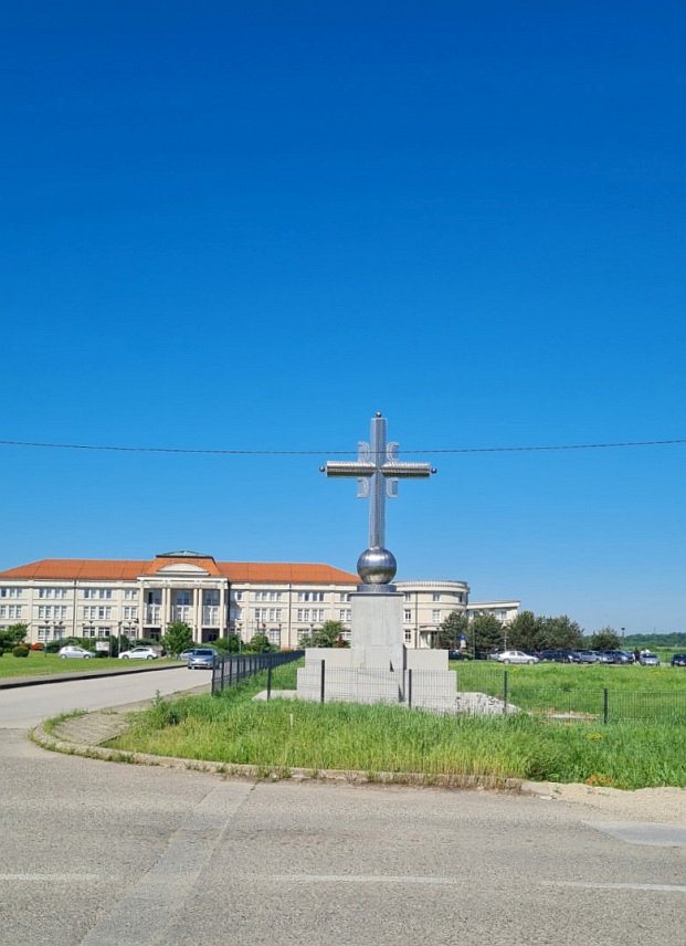 БИЈЕЉИНА, 2. МАЈА /СРНА/ - Испред Универзитетског центра у Бијељини подигнут је крст на мјесту будуће градње храма Светом Сави.