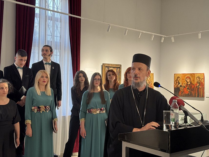 МОСTАР, 2. МАЈА /СРНА/ - Његово високопреосвештенство митрополит захумско-херцеговачки и стонско-приморски Димитрије отворио је вечерас Музеј Саборног храма Свете Tројице у Мостару који ће привремено, односно до обнове овог храма бити смјештен у Владичанском двору у граду на Неретви.