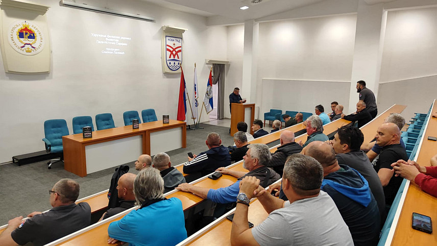 НОВИ ГРАД, 30. МАЈА /СРНА/ - У амфитеатру Културно-образовног центра у Новом Граду је приказан документрани филм о 65. заштитном моторизованом пуку Главног штаба Војске Републике Српске /ВРС/ "Прича поносног пука".