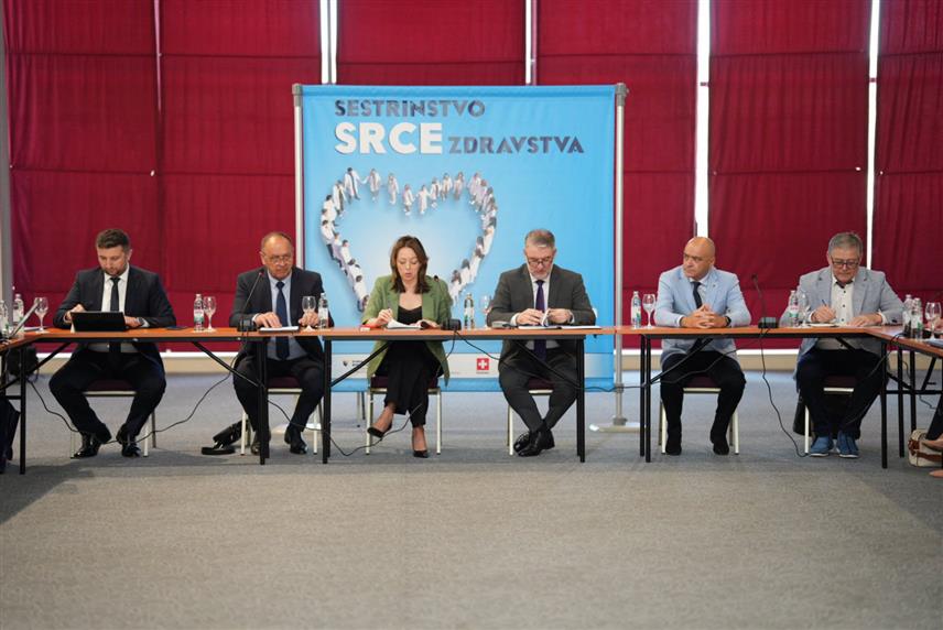 НЕУМ, 30. МАЈА /СРНА/ - Mинистар здравља и социјалне заштите Републике Српске Ален Шеранић, министар Федералног министарства здравства Недиљко Римац, министар цивилних послова у Савјету министара Дубравка Бошњак, те шеф Одјељења за здравство и остале услуге Брчко дистрикта Зоран Булатовић, потписали су заједничку изјаву о подршци јачању сестринске професије.