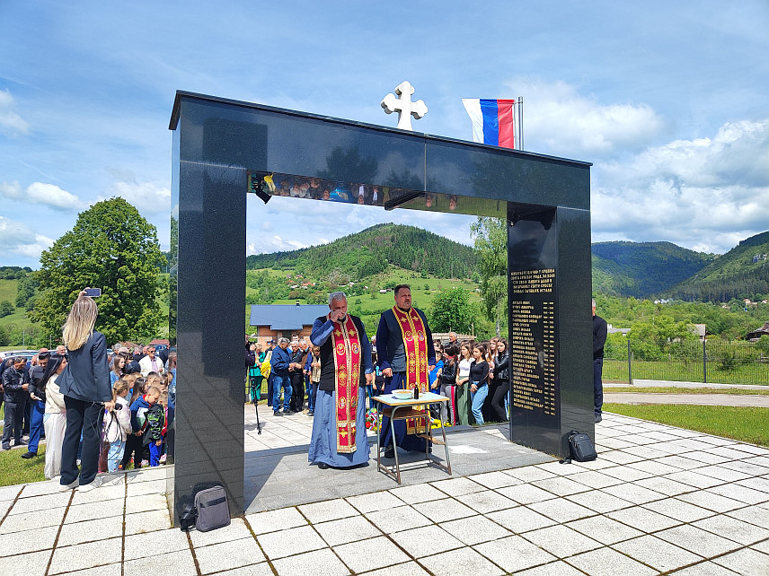 МОКРО, 30. МАЈА /СРНА/ - У Мокром код Пала данас је код спомен-обиљежја служен парастос за 52 погинула и преминула борца Одбрамбено-отаџбинског рата, у оквиру манифестације "Дани сјећања на јуни 1992. године", коју организује општинска Борачка организација.