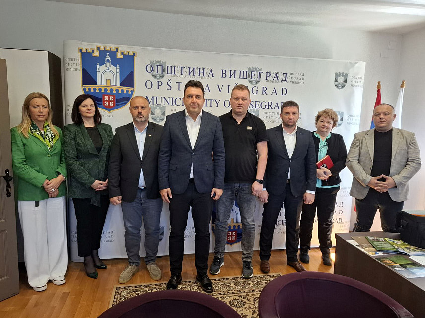ВИШЕГРАД, 30. МАЈА /СРНА/ - Одржавање манифестације "Сусрет на Дрини - мостови српског јединства" договорено је на данашњем састанку у Вишеграду којем су присуствовали начелник Сокоца Страхиња Башевића, начелник Вишеграда Младен Ђуревић те начелници Новог Горажда Мила Петковић и Рогатице Нинослав Прелић, предсједник рогатичке Скупштине општине Синиша Јанковић, замјеник начелника Фоче Весна Рашевић, замјеник начелника Рудог Јовица Видаковић, те директор Андрићграда Драгана Неђић.