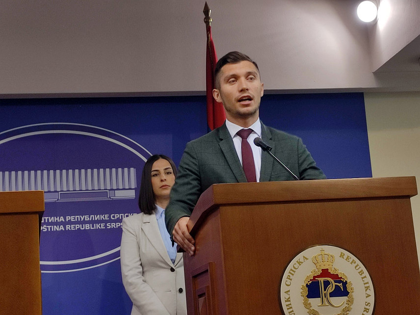 БАЊАЛУКА, 30. МАЈА /СРНА/ - Народни посланици ПДП-а Бојан Кресојевић и Тања Вукомановић на конференције за новинаре.