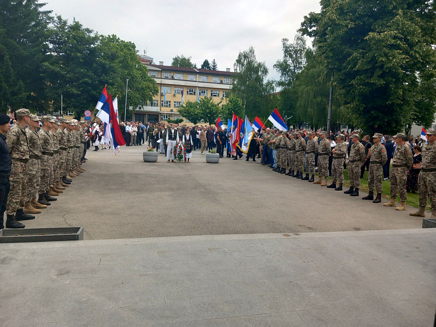 ПРИЈЕДОР, 30. МАЈА /СРНА/ - Служењем парастоса у Цркви Свете Тројице и полагањем вијенаца и прислуживањем свијећа у згради ПУ Приједор, те код споменика "За крст часни" и "Камени цвијет", обиљежене су 33 године одбране града од напада муслиманских и хрватских паравојних формација.