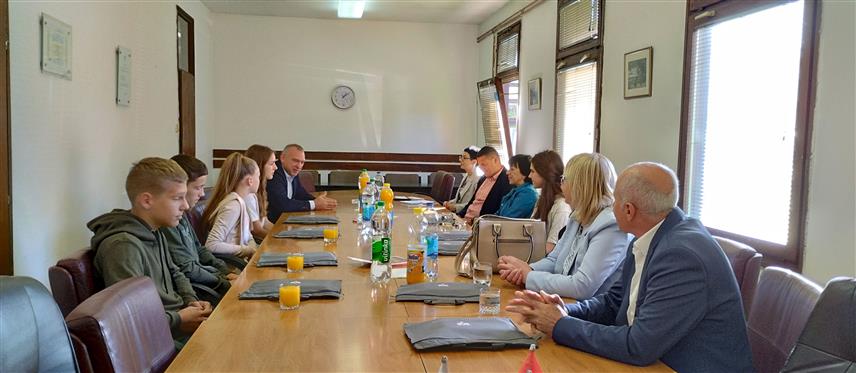 МИЛИЋИ, 30. МАЈА /СРНА/ - Начелник Милића Марко Савић организовао је данас пријем за ученике Основне школе /ОШ/ "Алекса Јакшић" који су остварили значајне резултате на такмичењима у овој школској години, те истакао да су они понос општине.
