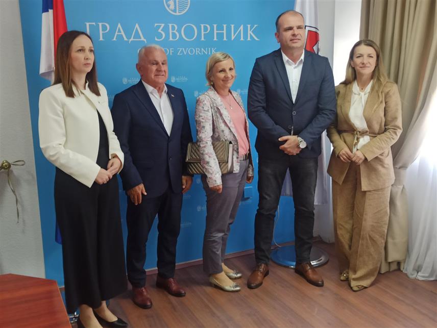 ЗВОРНИК, 30. МАЈА /СРНА/ - Централни пријем дјеце са Косова и Метохије у оквиру пројекта "Спојимо дјецу Косова и Метохије и Републике Српске" биће 14. јуна у порти храма посвећеног Рођењу Пресвете Богородице у Зворнику, потврђено је данас на састанку градоначелника Зворника Бојана Ивановића и предсједника бањалучког Одбора за помоћ Космету Милорада Арлова.