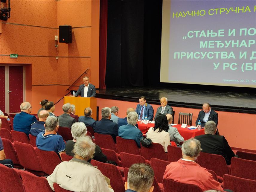 ГРАДИШКА, 30. МАЈА /СРНА/ - Директор Безбједносног форума у Бањалуци Митар Ковач у обраћању присутнима на научно-стручној конференцији "Стање и посљедице међународног присуства и дјеловања у Републици Српској /БиХ/".