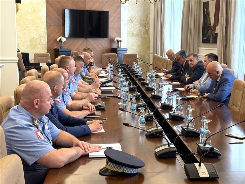 БАЊАЛУКА, 30. МАЈА /СРНА/ - Предсједник Републике Српске Милорад Додик током састанка у Бањалуци са министром унутрашњих послова Републике Српске Синишом Караном, директором Полиције Синишом Кострешевићем и руководиоцима у Министарству унутрашњих послова.