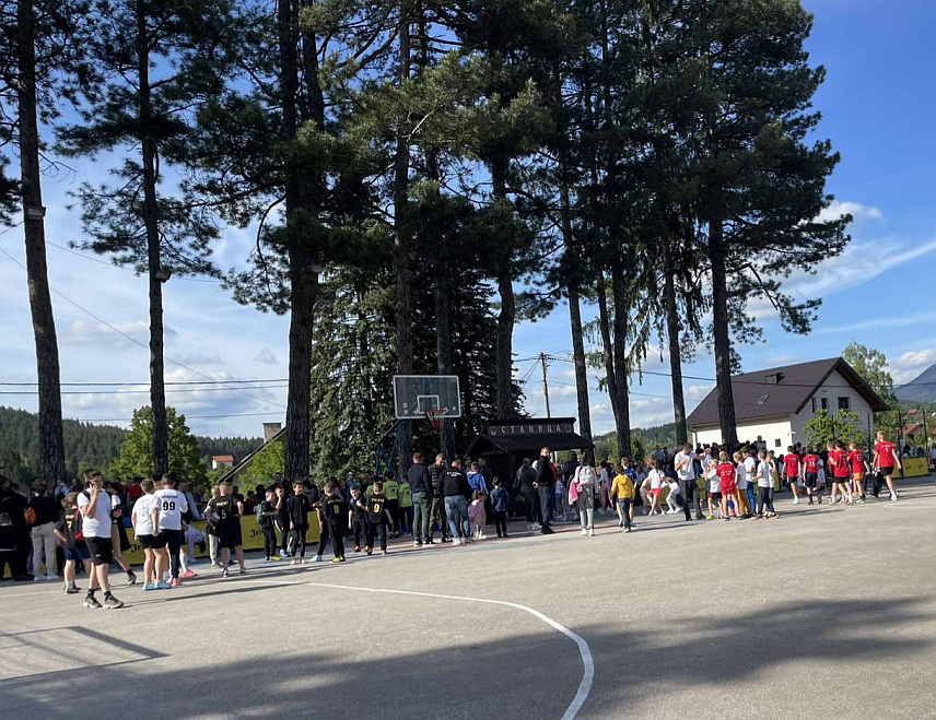 ПАЛЕ, 30. МАЈА /СРНА/ - У Меморијалном спортско–рекреативном комплексу "Станица Пале" вечерас је, уз учешће 62 екипе почео традиционални Меморијални турнир у малом фудбалу посвећен погинулим борцима чете "Петар Пандуревић" и осталим погинулим борцима са подручја мјесне заједнице Станица Пале.