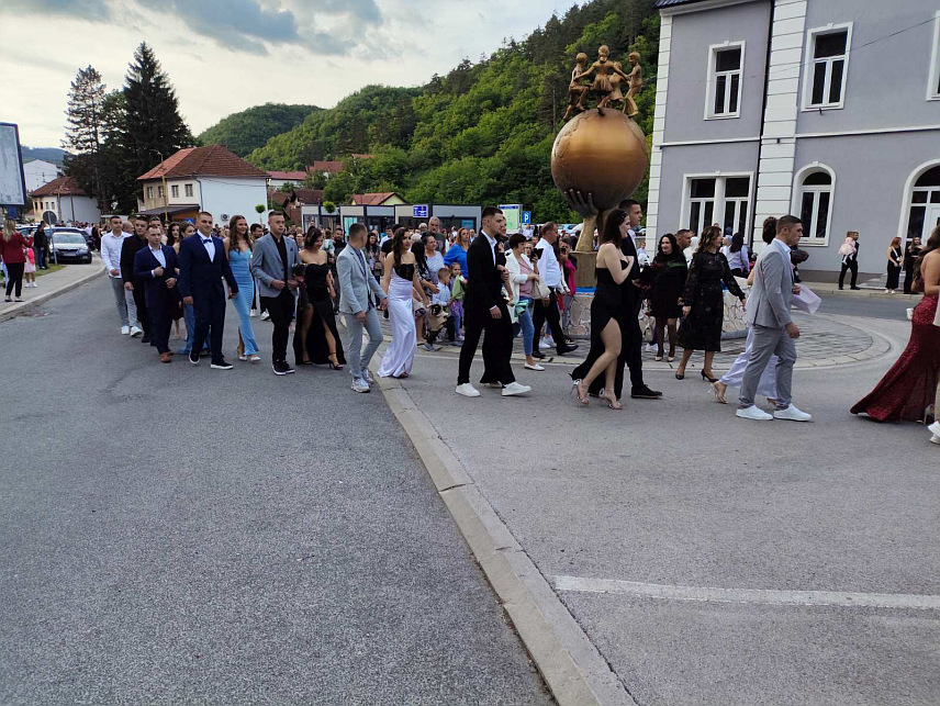 СРЕБРЕНИЦА, 30. МАЈА /СРНА/- Матуранти Средњошколског центра "Сребреница" прошли су вечерас централном сребреничком улицом поздрављени од чланова породица, пријатеља и житеља ове општине.
