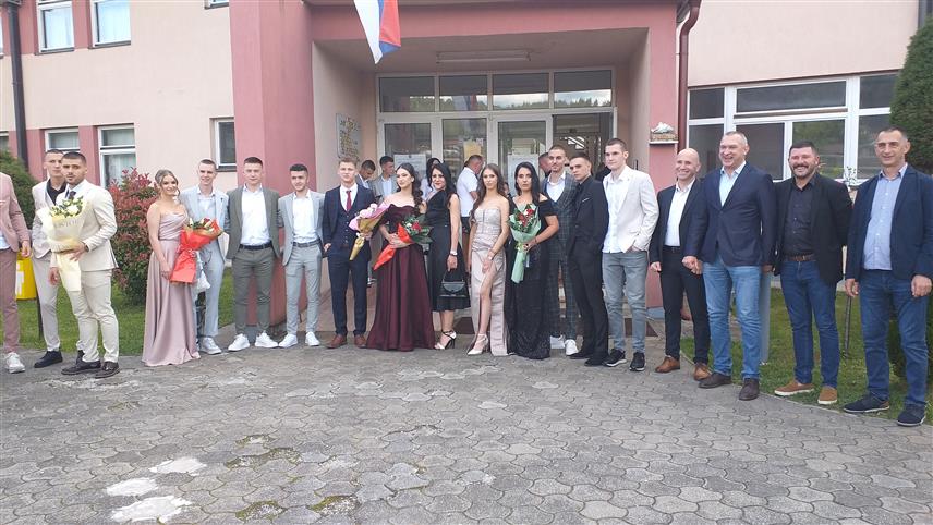 МИЛИЋИ, 30. МАЈА /СРНА/ - Матуранти Средњошколског центра "Милутин Миланковић" Милићи, уз осмијехе и аплаузе великог броја грађана, продефиловали су од школе до мотела, гдје ће уз музику прославити завршетак средњошколских дана, како су рекли, најљепшег периода живота, пуног анегдота.