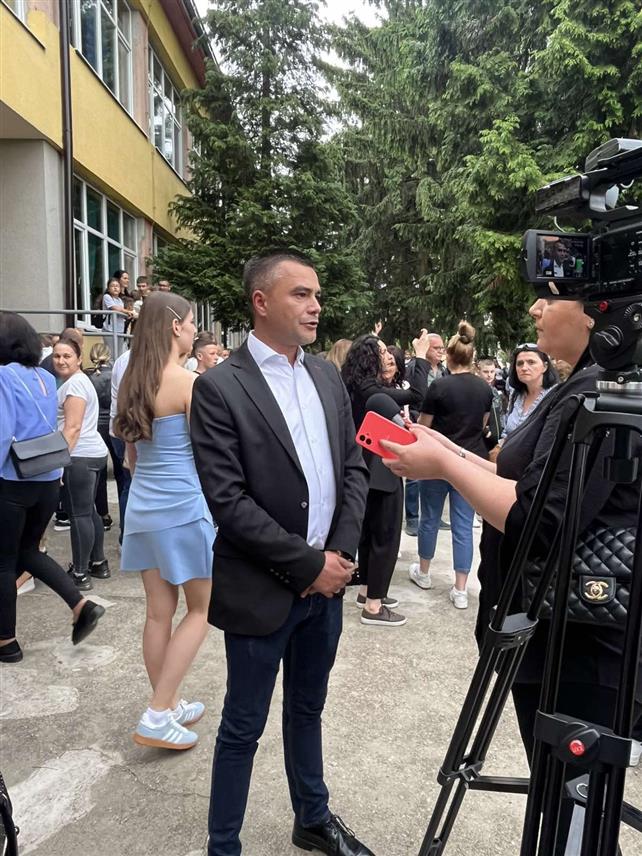 КОЗАРСКА ДУБИЦА, 30. МАЈА /СРНА/ - Начелник општине Козарска Дубица Игор Савковић потврдио је вечерас да ће ове године са гранта начелника општине, из буџетских средстава, бити плаћене све матурске прославе основаца и средњошколаца.