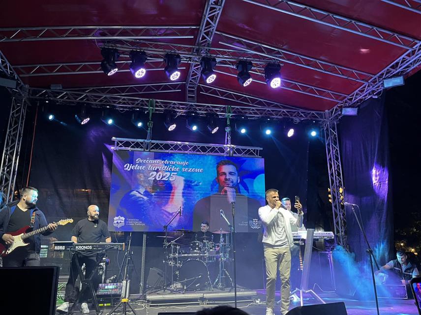 TРЕБИЊЕ, 30. МАЈА /СРНА/ - У Tребињу је вечерас концертом отворена љетна туристичка сезона.
