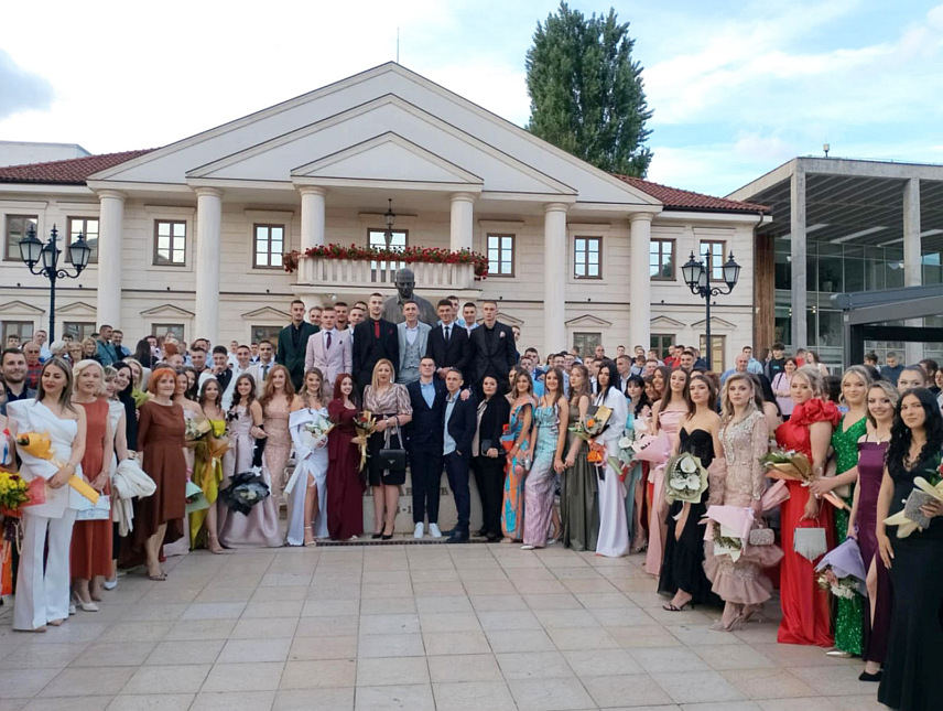 ВИШЕГРАД, 30. МАЈА /СРНА/ – 68 ученика Средњошколског центра "Иво Андрић" из Вишеграда прославило је завршетак средњошколског образовања,уз традиционалну шетњу улицама града и заједничко фотографисање у Андрићграду, обиљежили крај једног важног животног периода.