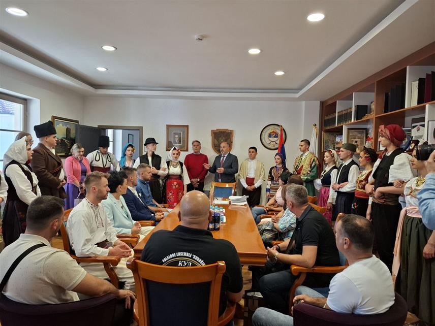 ВИШЕГРАД, 31. МАЈА /СРНА/ - Међународни фесивал фолклора вечерас почиње у Вишеграду, а тим поводом је начелник општине Младен Ђуревић уприличио пријем за учеснике и захвалио им што обогаћују овај град.