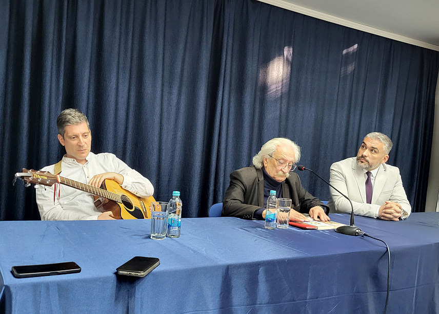 ПАЛЕ, 31. МАЈА /СРНА/ - На Филозофском факултету на Палама вечерас је одржано поетско-музичко вече на којем је публика имала прилику да од највећег живог српског пјесника Пера Зупца чује о његовом раду, животу, али и познатој поеми "Мостарске кише" од чијег објављивања је прошло 60 година.