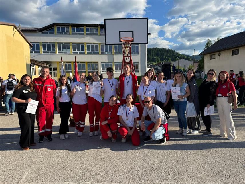 ПАЛЕ, 31. МАЈА /СРНА/ - Екипе Средњошколског центра "Приједор" и приједорске Основне школе "Петар Кочић" побиједиле су на републичком такмичењу у пружању прве помоћи уз реалистички приказ повреда, стања и обољења, које је данас одржано на Палама.