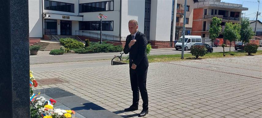 МОДРИЧА, 3. МАЈА /СРНА/– У Модричи је данас, поводом 33 године од почетка одбране општине, положено цвијеће на споменик палим борцима Војске Републике Српске, уз присуство представника локалне власти, борачких организација и грађана.
