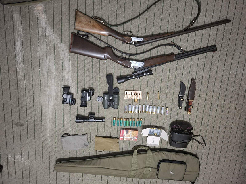 МРКОЊИЋ ГРАД, 3. МАЈА /СРНА/ - Два лица, из Бањалуке и Челинца, осумњичена су за незаконит лов у мјесту Овчара на подручју Рибника и од њих је одузето око 13 килограма меса од срндаћа, двије ловачке пушке и одређена количина муниције.