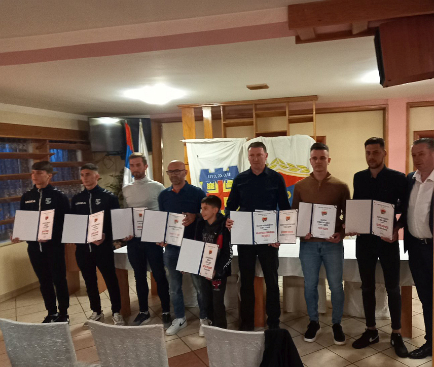 ШАМАЦ, 3. МАЈА /СРНА/ - Фудбалски клуб "Црвена звијезда" из Обудовца проглашен је најбољим у општини Шамац у прошлој години, док је најбољи играч Петар Марчета из Фудбалског клуба "Борац" Шамац, који је изабран и за најбољег Фудбалера подручног Фудбалског Савеза регије Добој.
