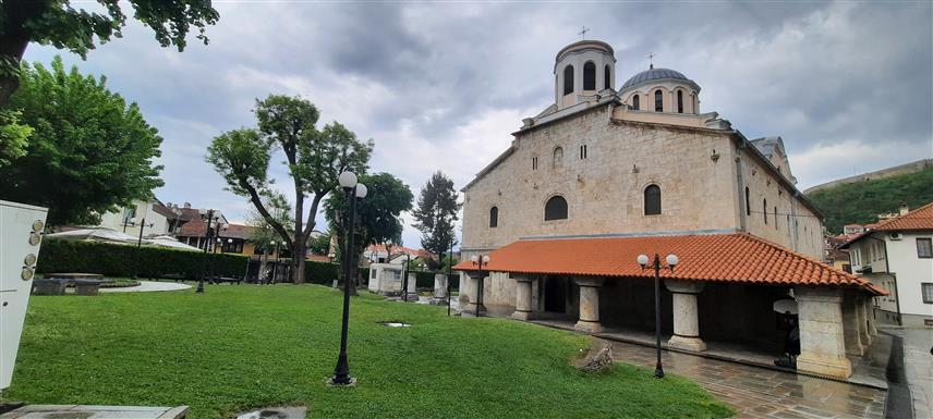 БИЈЕЉИНА, 4. МАЈА /СРНА/ - На Косову и Метохији почива слава цијелога Српства, о чему свједоче светиње благочестивих владара подигнуте у славу Божију. Високи Дечани, Пећка патријаршија, Богородица Љевишка, призренски Саборни храм Светог Ђорђа, Манастир Светих архангела и Грачаница опомињу својим постојањем.