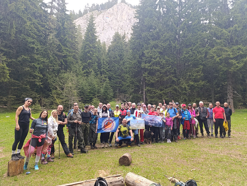 ПАЛЕ, 4. МАЈА /СРНА/ - Традиционални "Ђурђевдански уранак на Романији" окупио је данас 50 планинара са Пала и из Рудог, који су пјешачили око 16 километара, кроз листопадну и четинарску шуму од Планинарског дома "Стајна" до Новакове пећине.	