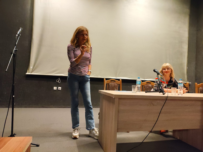 БРАТУНАЦ, 4. МАЈА /СРНА/ - Књижевно вече са Мирјаном Бобић Мојсиловић одржано је вечерас у Братунцу у оквиру манифестације "Ђурђевдански дани", а позната књижевница говорила је о какарактеру својих јунака, настајању романа и темама које обрађује.