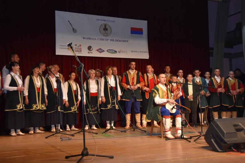 ТРЕБИЊЕ, 4. МАЈА /СРНА/ - Удружење гуслара "Војвода Глигор Милићевић" из Билеће, које броји око 40 чланова, све више привлачи младе који желе да више науче о старом српском инструменту уз чије струне су опјевани многи историјски догађаји.