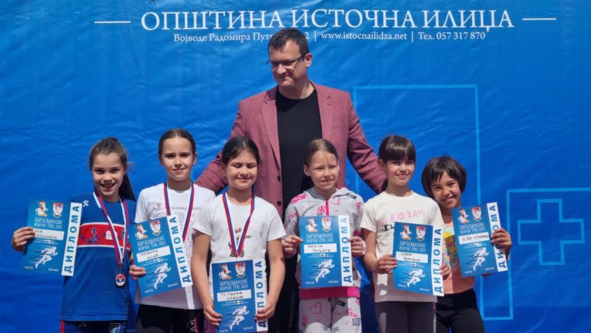 ИСТОЧНА ИЛИЏА, 5. МАЈА /СРНА/ - У Источној Илиџи је, у оквиру "Ђурђевданских свечаности" поводом Дана и крсне славе општине, одржана улична трка за основце и средњошколце која је окупила око 1.000 учесника.