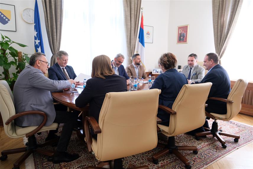 САРАЈЕВО, 5. МАЈА /СРНА/ - Састанак замјеника предсједавајуће Савјета министра Сташе Кошарца са главним координатором Конзорцијума "Логистика БиХ" Велибором Пеулићем.