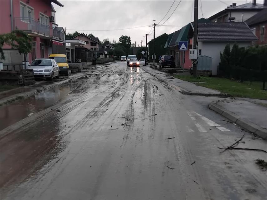 НОВИ ГРАД, 6. МАЈА /СРНА/ - Јако невријеме које је захватито Нови Град причинило је штету на локалним путевима и активирало више одрона и клизишта, а надлежне службе су на терену.