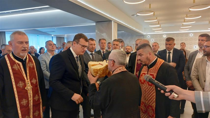 ИСТОЧНО САРАЈЕВО, 6. МАЈА /СРНА/ - Светом литургијом у Храму Светог Василија Острошког и ломљењем славског колача обиљежен је Дан и крсна слава општине Источна Илиџа - Свети великомученик Георгије.	
